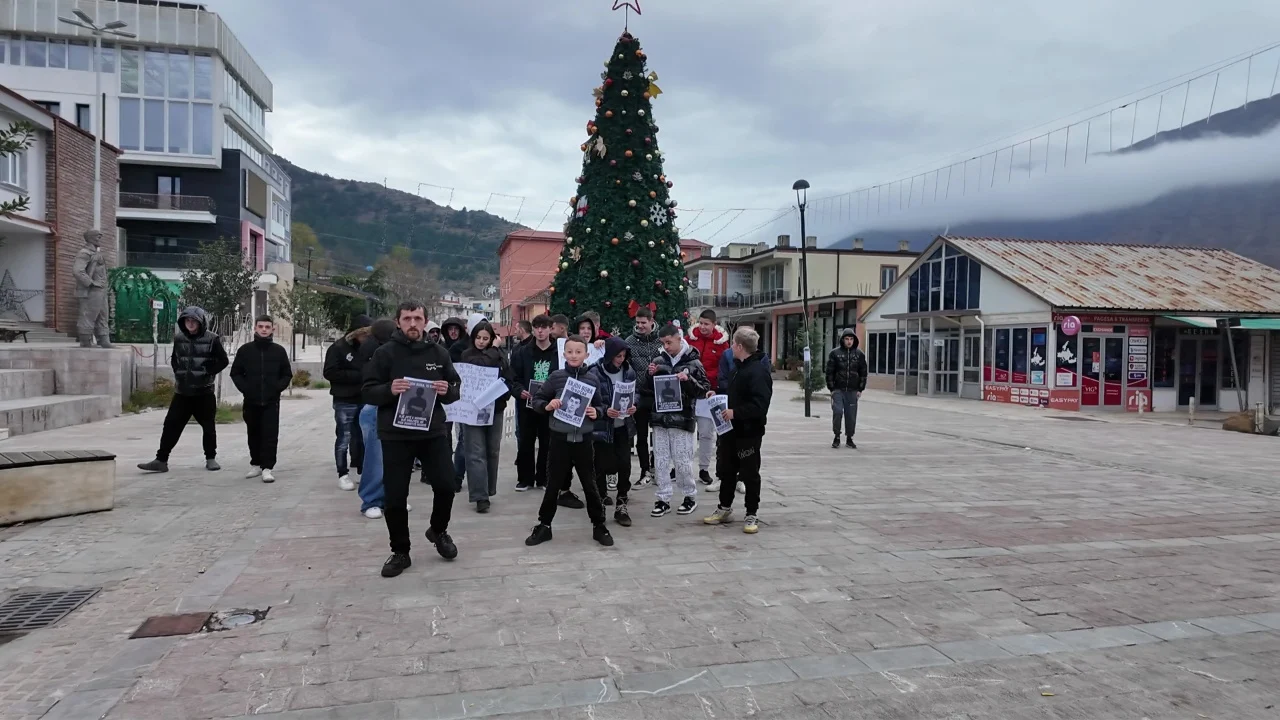 Vrasja e 15-vjeçarit në Durrës, bashkëmoshatarët organizojnë një protestë në Bulqizë