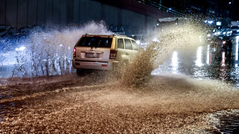 VIDEO/ Shtëpi të përmbytura e njerëz të bllokuar, mbyllet autostrada Athinë-Korint