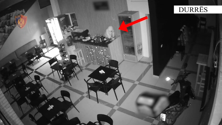 Durrës/ Dy të rinj kapen në flagrancë duke vjedhur lokale në zonën e plazhit (VIDEO)