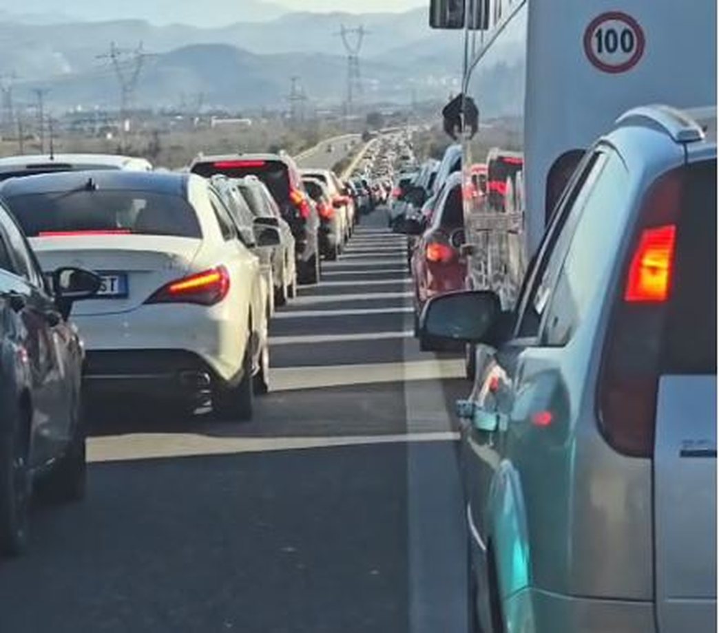 Radhë kilometrike në aksin Tiranë-Elbasan, automjetet të bllokuara në trafik