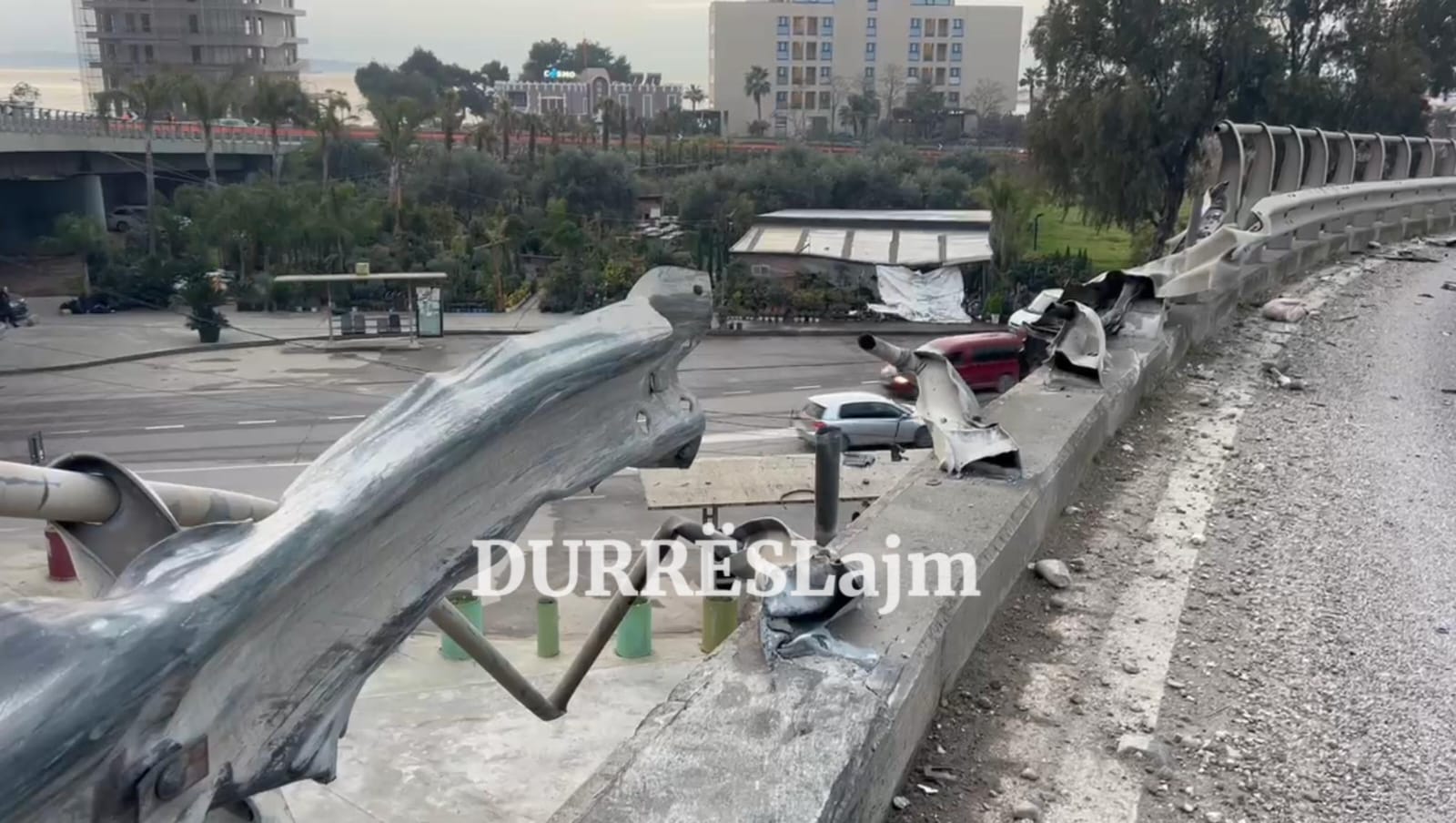 Fluturoi nga ura dhe përfundoi tek një biznes lulesh, çfarë la pas aksidenti tragjik në Durrës (VIDEO)