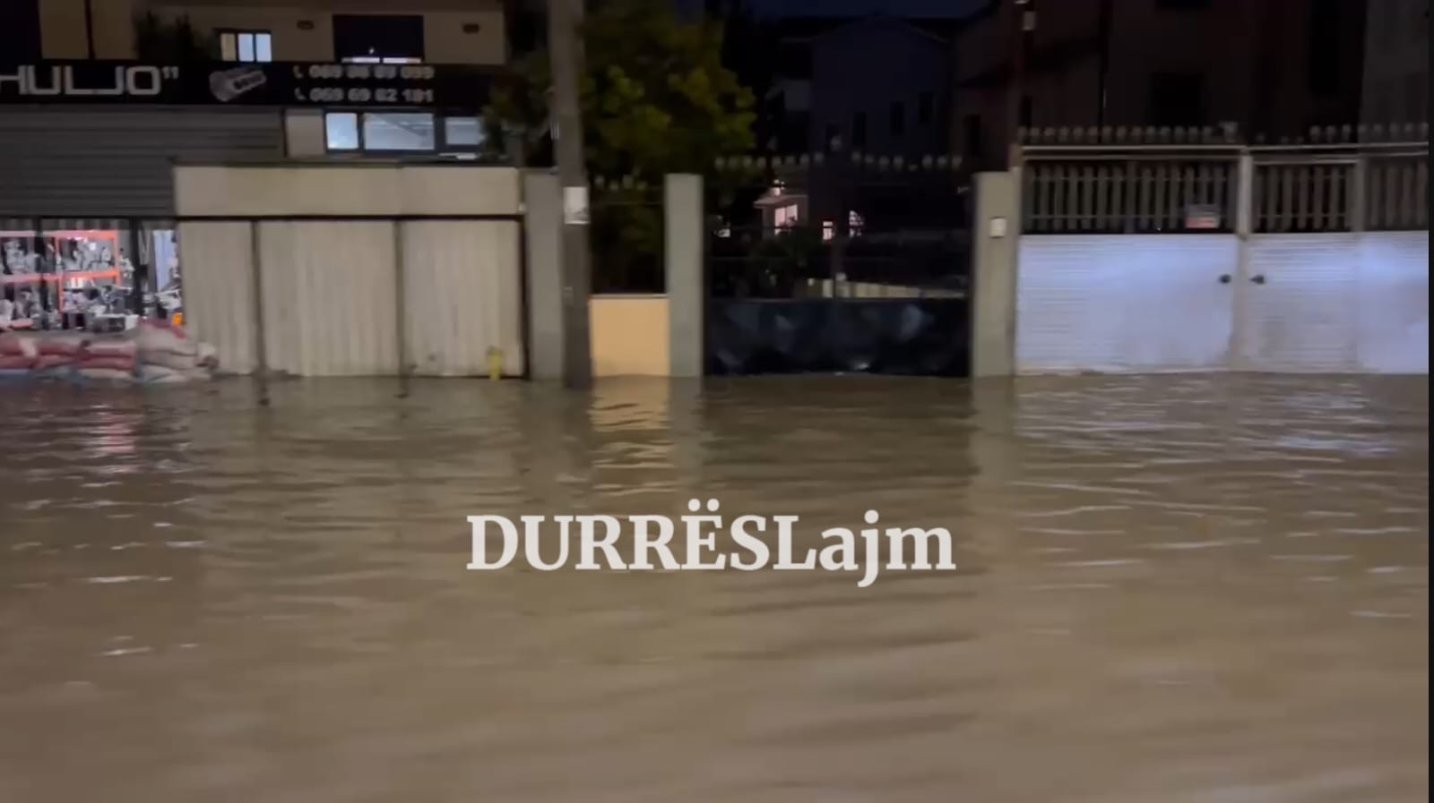 Shkozeti nën ujë, situatë dramatike në terren (VIDEO)