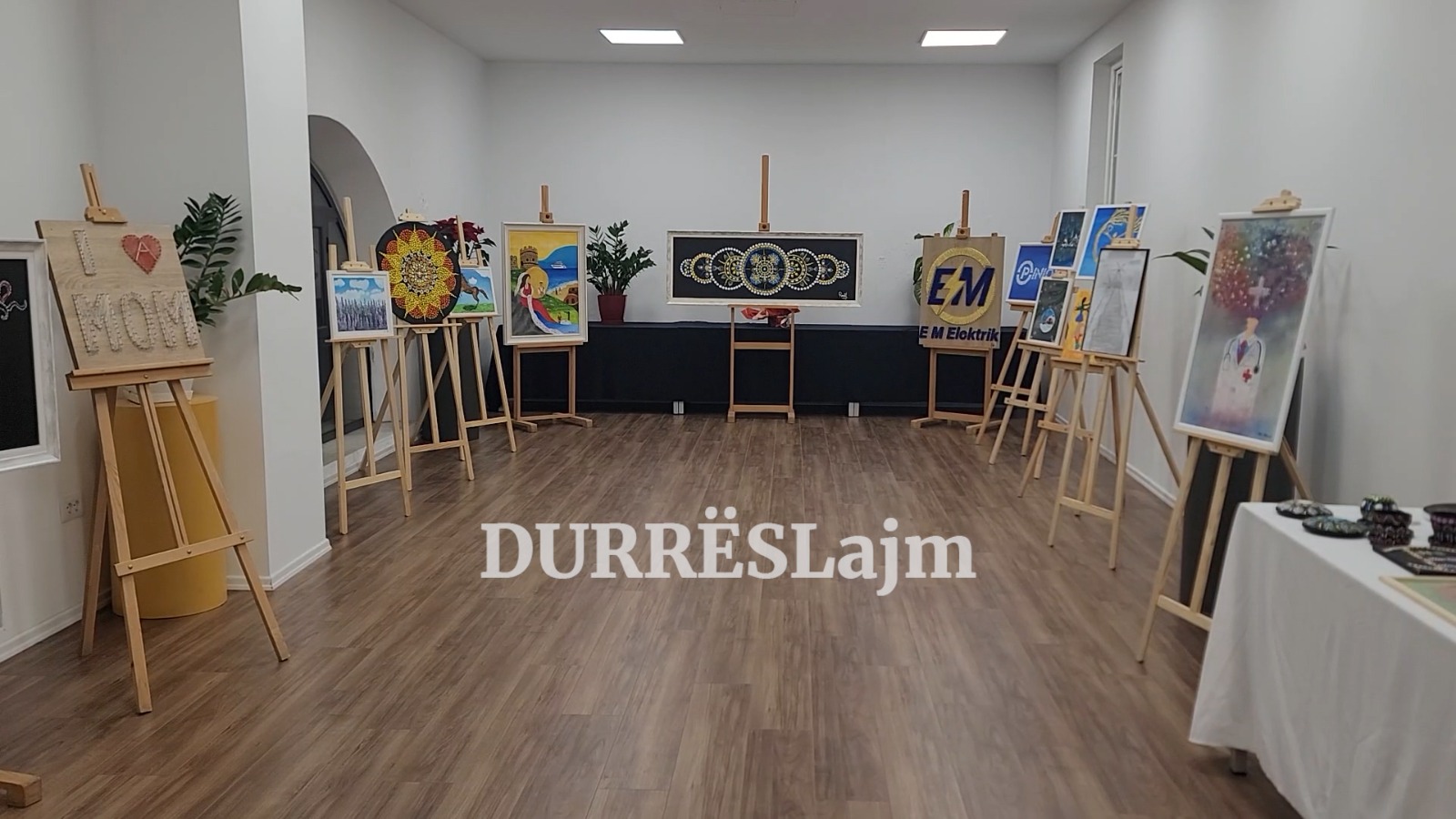 Adoleshenti durrsak Rei Mulla hap ekspozitën “Kur arti flet” (VIDEO)