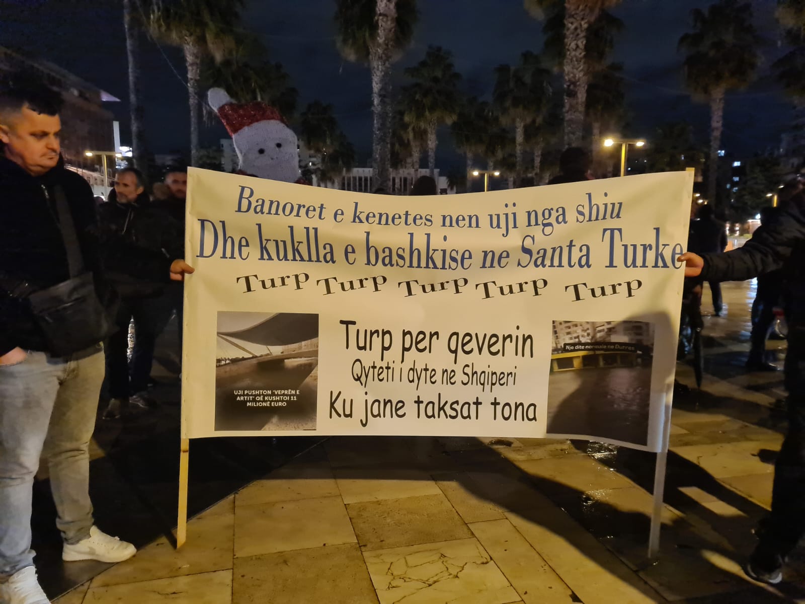 Tjetër protestë para bashkisë për përmbytjet, banorët me pankarta: Pasqyr moj pasqyr, kush është më e bukura në Durrës?