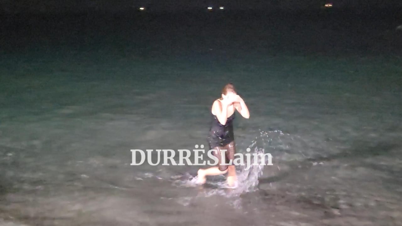 Durrës, turistët sfidojnë të ftohtin, lahen në det! (VIDEO)