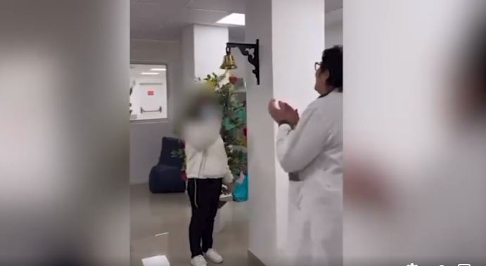 14-vjeçarja triumfon mbi leuçeminë akute, momenti emocionues i gongut të triumfit (VIDEO)