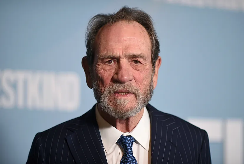 Shqetësim për shëndetin e Tommy Lee Jones, shfaqet në publik për herë të parë që nga vdekja e vajzës së tij