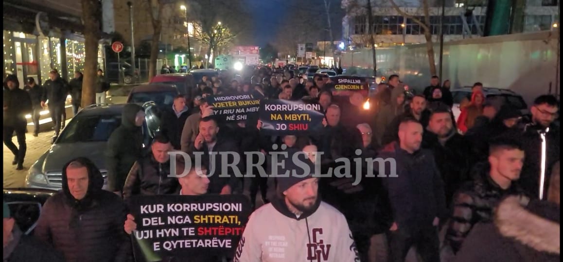 Përmbytjet paralizojnë Durrësin, qytetarët ngrihen në protestë (VIDEO)