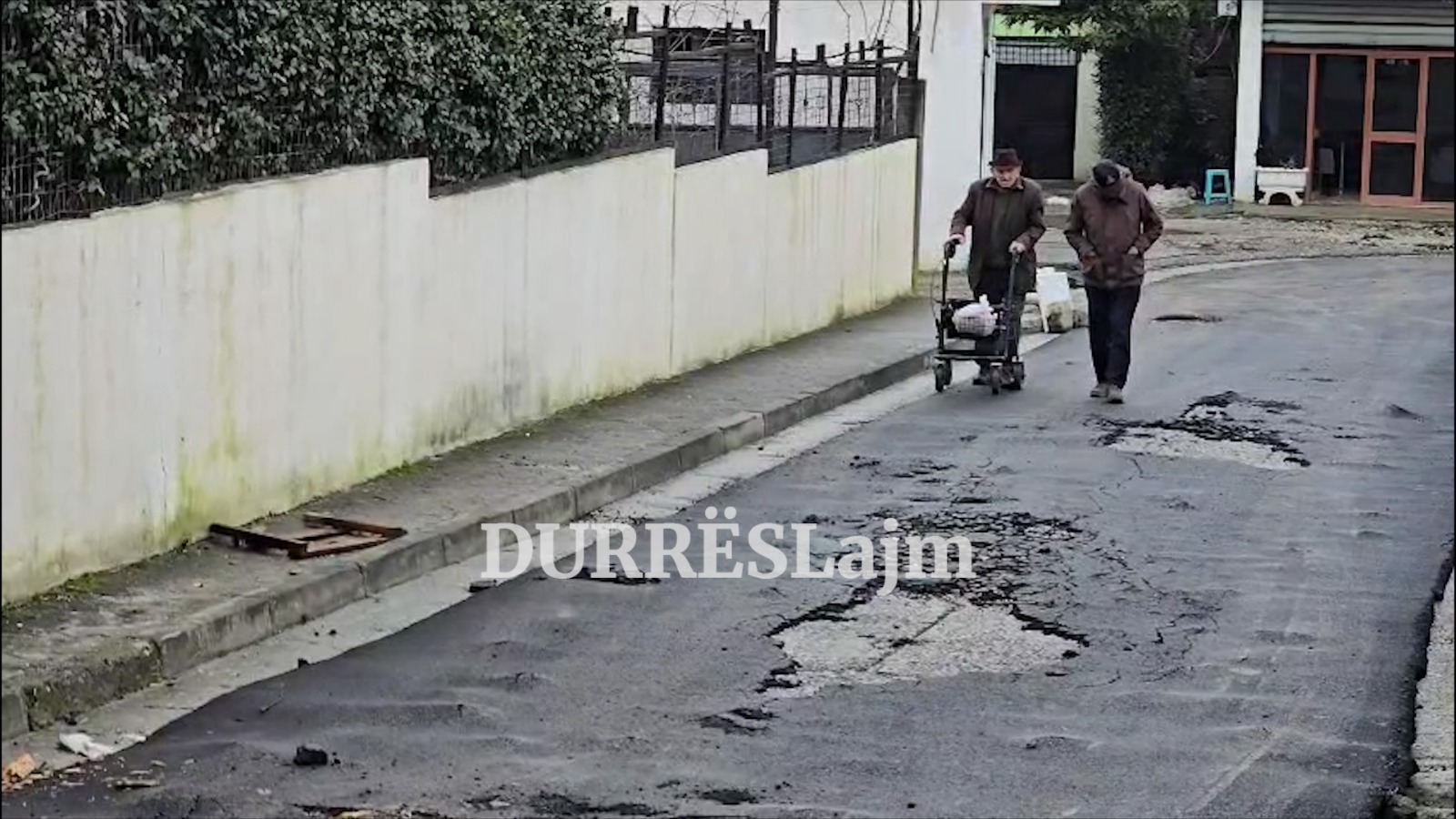 Rrugën e sapo rikonstruktuar në Durrës e merr… uji! (VIDEO)