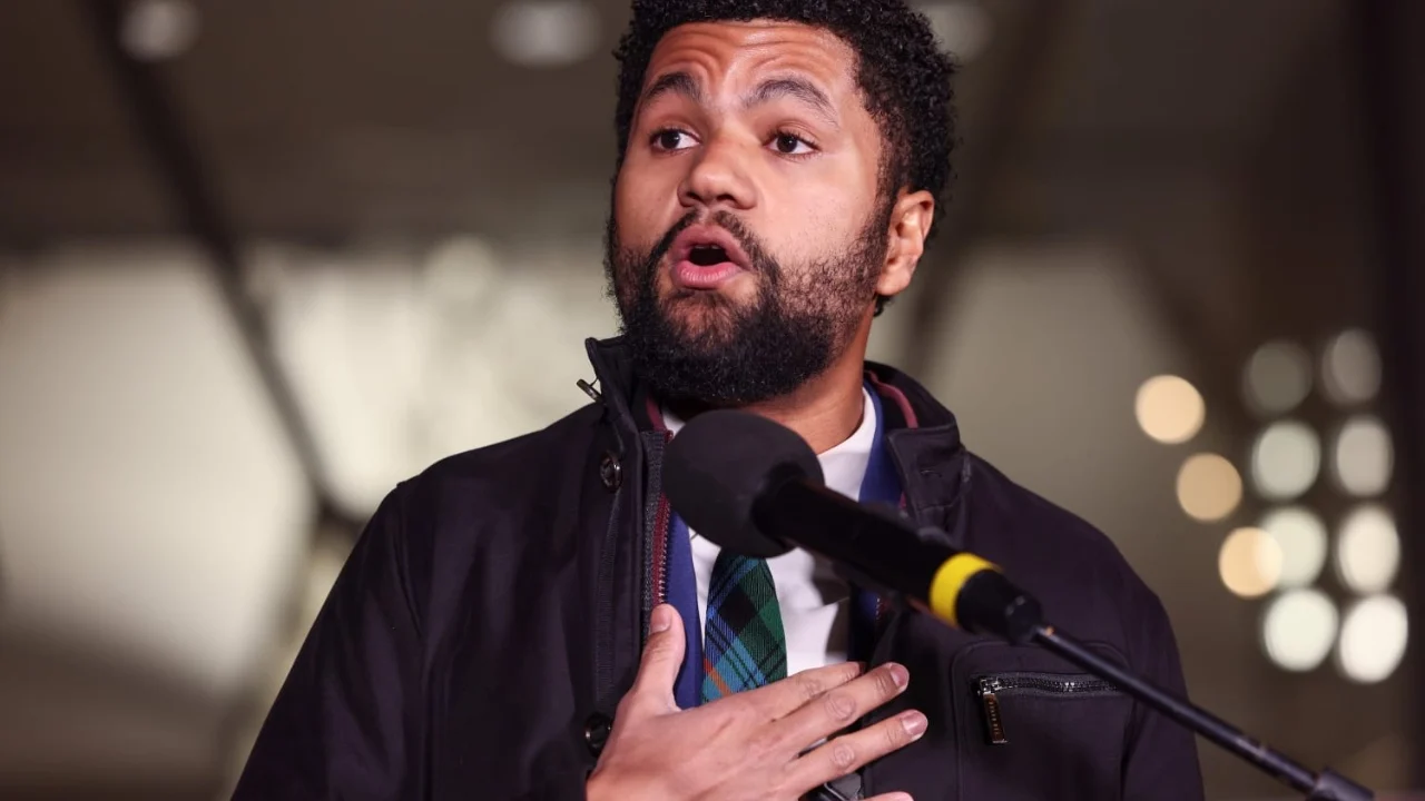 “Trump do të më deportojë”/ Incident gjatë një festivali në Florida, kongresmeni Demokrat goditet me grusht