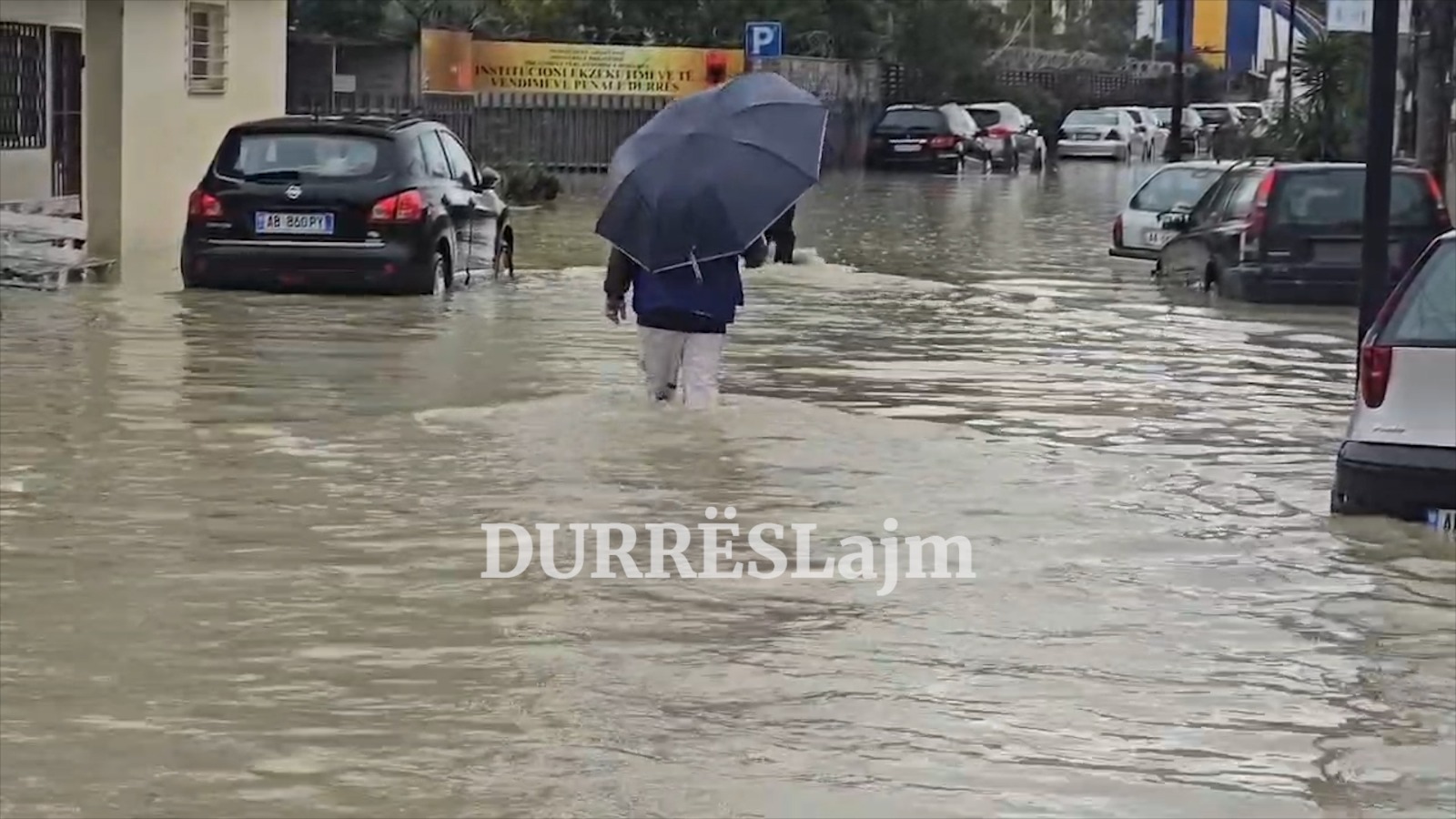 Reshjet e dendura të shiut përmbysin edhe burgun e Durrësit (VIDEO)