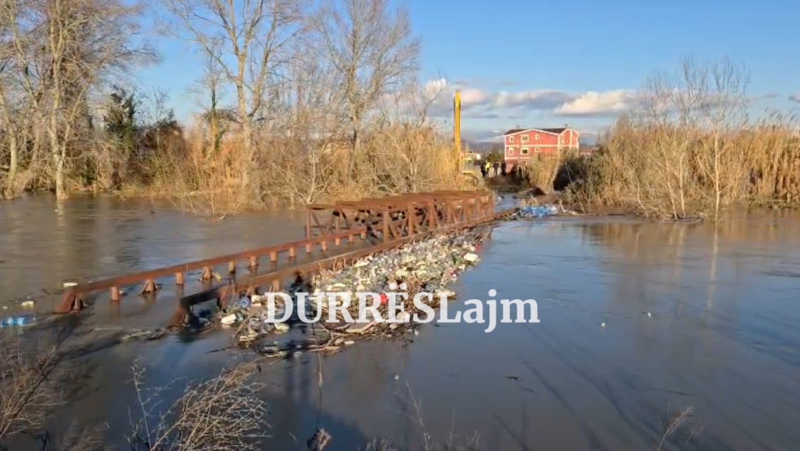 Nis sërish të dalë lumi Erzen nga shtrati, në Katund të ri ngrihet niveli i ujit (VIDEO)