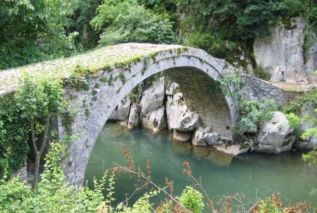 Parandalohet tragjedia tek Ura e Vashës, shpëtohet 20-vjeçari