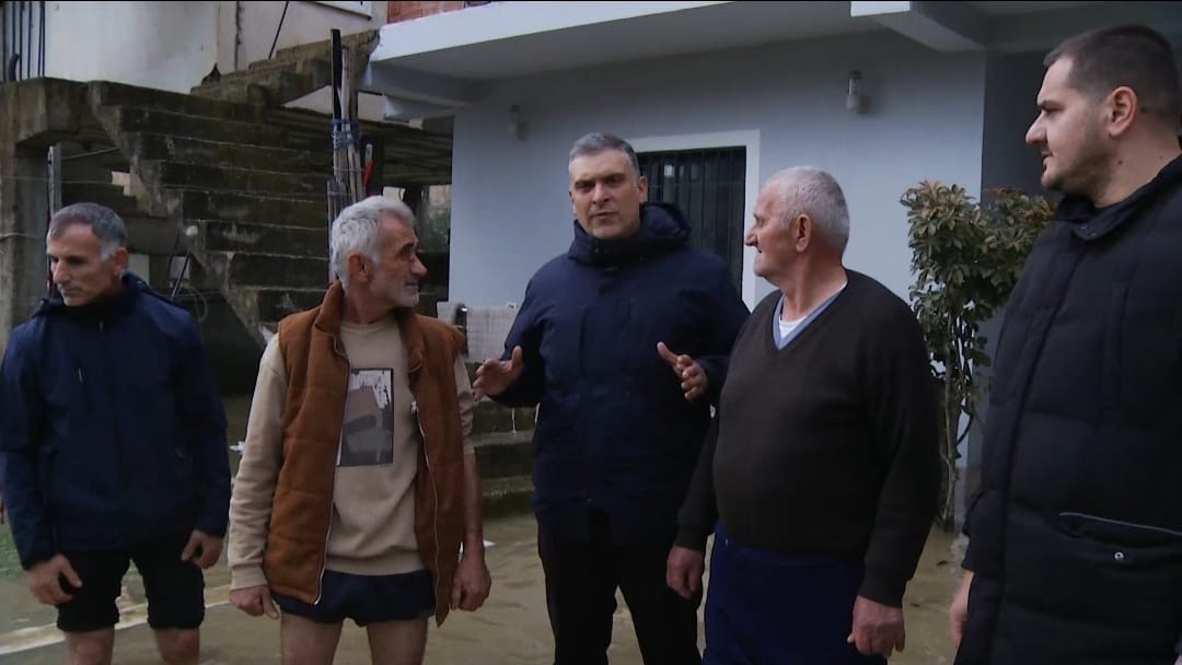 Blushi pranë familjeve të përmbytura në Durrës: Banorët të dëmshpërblehen për çdo qindarkë dëm. Përmbytjet i shkaktoi korrupsioni