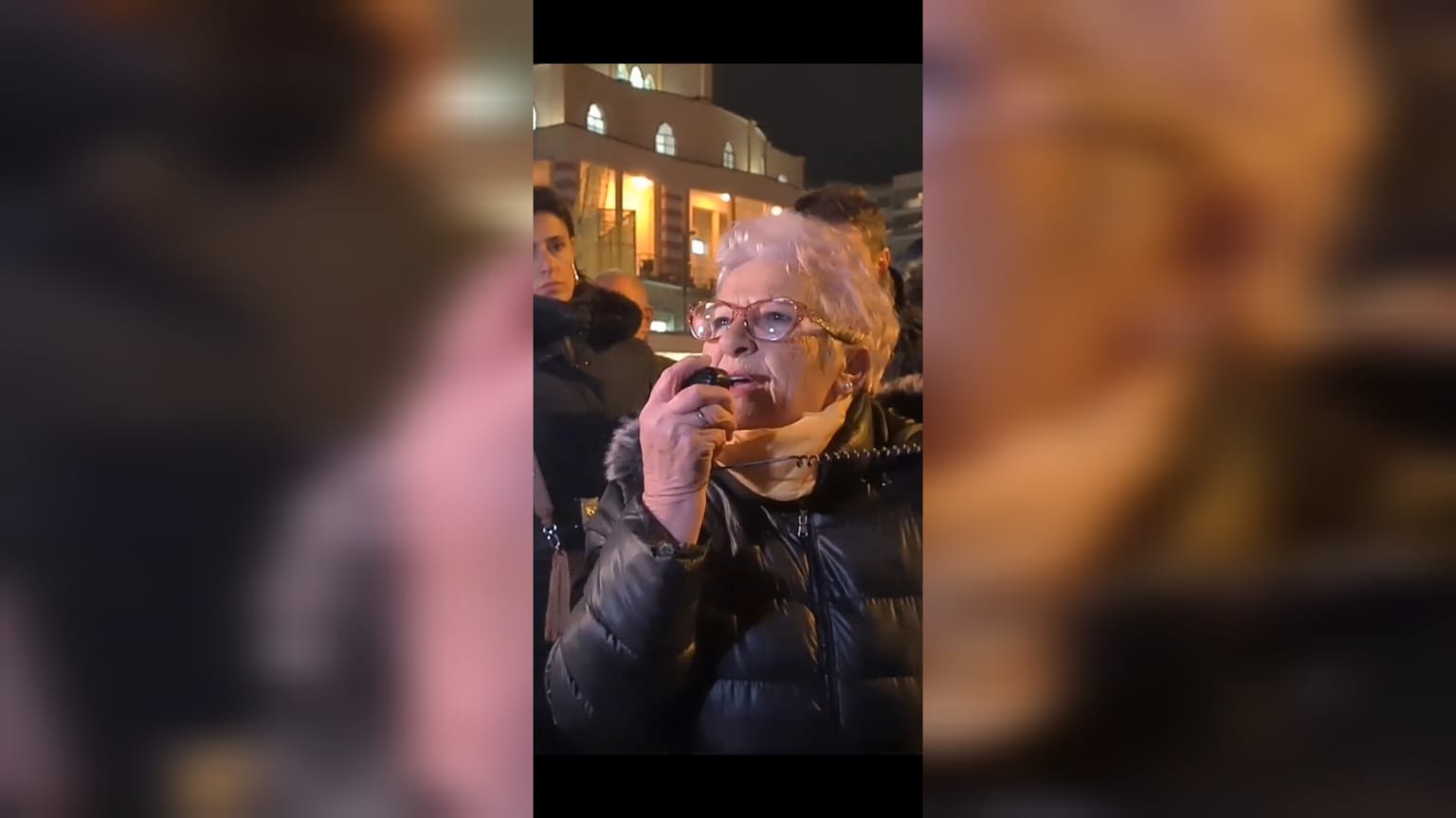 “U sos durimi”/ Protestuesja shpërthen në akuza para Bashkisë Durrës (VIDEO)