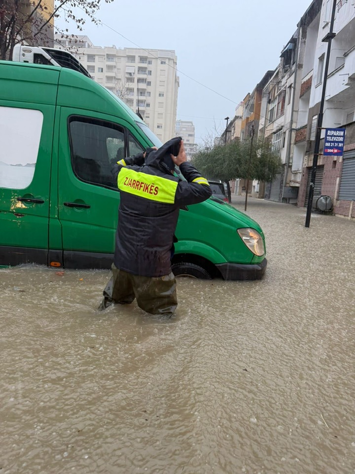 Bashkia e Durrësit: Janë evakuuar 10 familje, ja zonat ku ka probleme nga përmbytjet!