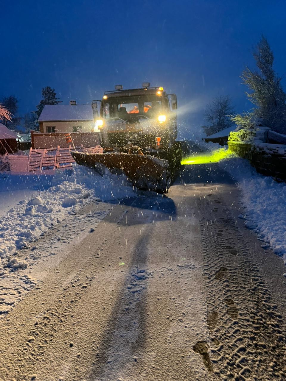 ARRSH paralajmëron: Borë dhe rrëshqitje në akse, udhëtoni vetëm nëse është e domosdoshme!