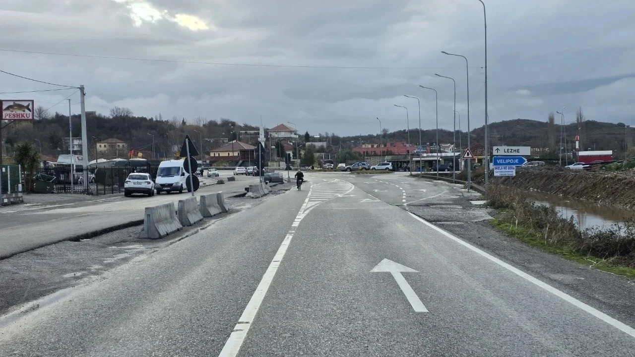 Përmirësohet situata në Shkodër, vazhdon e bllokuar rruga për në Obot