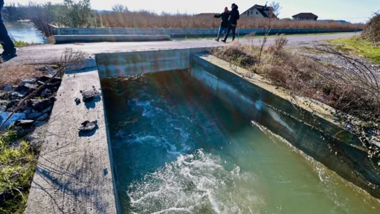 Përmbytjet në Shkodër, niveli i ujit në Obot ulet në 90 cm, varkat vijojnë të jenë në terren