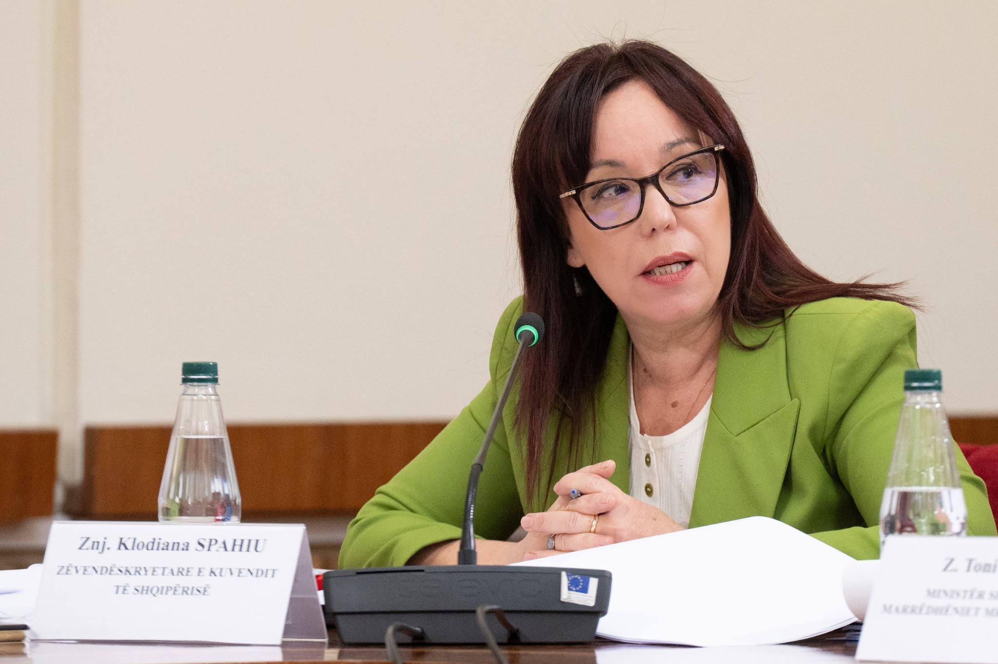 “Duhet bashkëpunim”, nënkryetarja e Kuvendit: Historinë e familjarëve duhet ta mbyllim, sepse është e turpshme