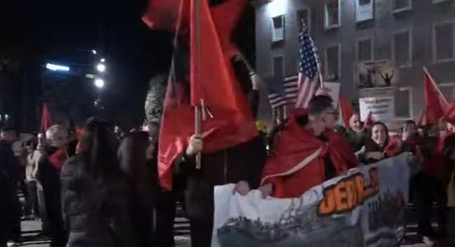 “Shqipëria Bëhet” rikthehet në protestë, qytetarët mblidhen te Kryeministria