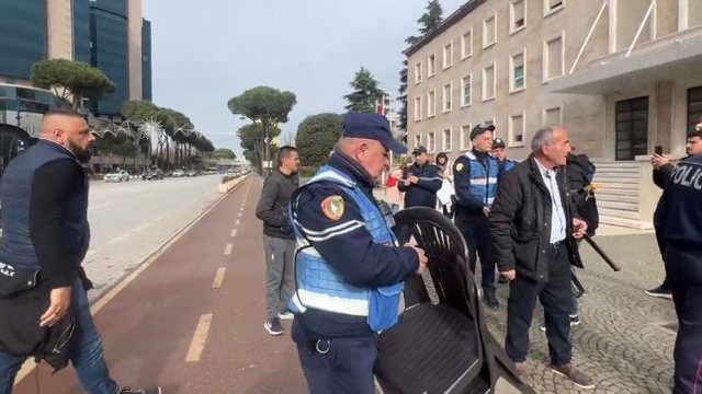 “Shqipëria Bëhet” proteston sërish para Kryeministrisë, Policia u merr karriget me dhunë