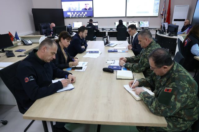 Përmbytjet masive në vend/ Ministri Vengu mbledh Komitetin e Emergjencave Civile