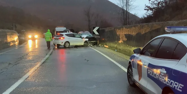 Aksident në rrugën e Arbrit, plagosen dy persona, njëri prej tyre transportohet drejt “Traumës”