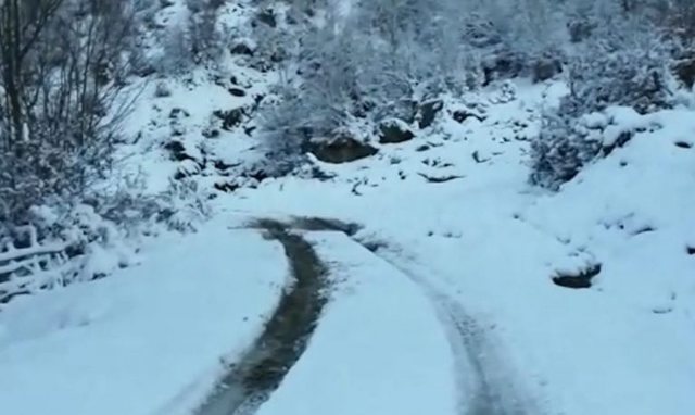 Bllokohet Fuoristrada me 3 persona në malet e Gramshit/ Nisin kërkimet për shpëtimin e tyre