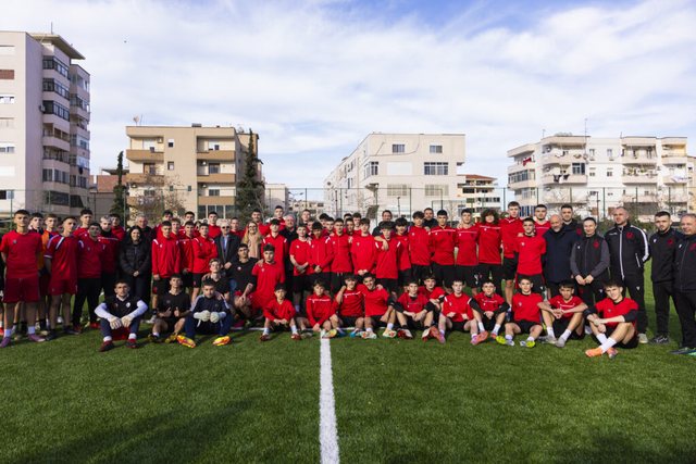 FOTO+VIDEO/ Përurohet fusha e shkollës “Benardina Qerraxhia” në Durrës, Duka: I shërben të ardhmes së fëmijëve në futboll