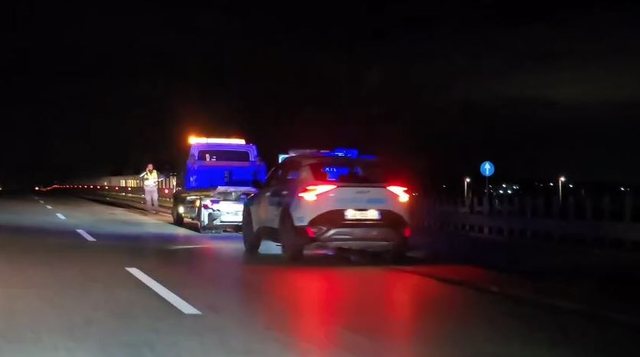 Automjeti humb kontrollin dhe përplaset me bordurën e rrugës