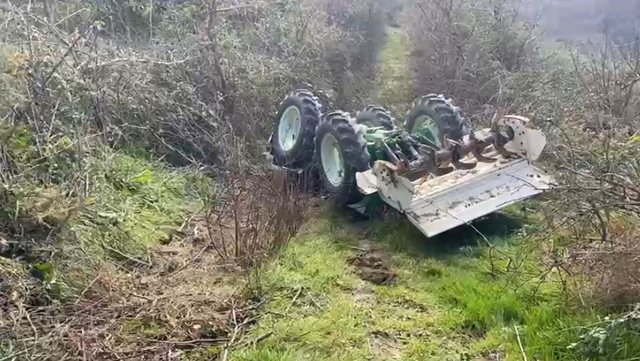 Ishte nisur për të punuar tokën dhe humbet kontrollin, përmbyset zetori, plagoset bujku 64-vjeçar