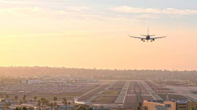 Edhe aeroporti i Budapestit mbyllet përkohësisht për shkak të akullit
