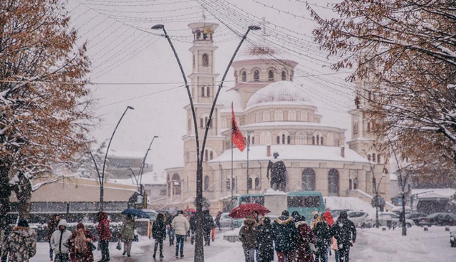 Rrëshqitje dherash dhe rrugë të bllokuara në Korçë, familje të evakuuara në Pogradec
