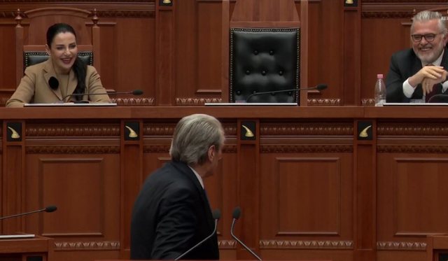 Pyetja e Berishës shkaktoi të qeshura në Kuvend! Çfarë tha Kreu i Partisë Demokratike?