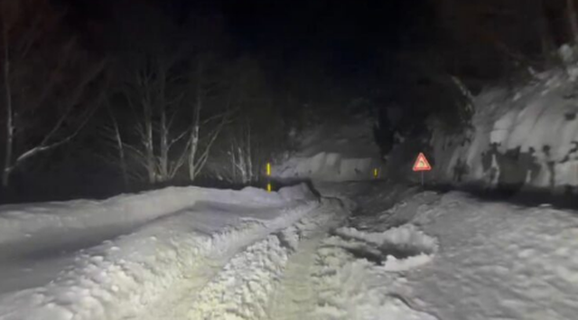 “Na jepni 200 mijë lekë të kaloni rrugën”, shoferët bllokohen nga dëbora në Theth