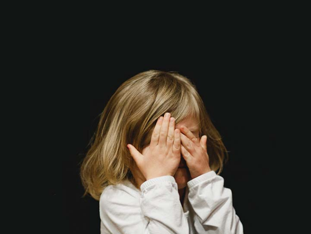 Si t’i përgjigjemi fëmijëve kur bëjnë pyetje të sikletshme prej “të rriturish”?