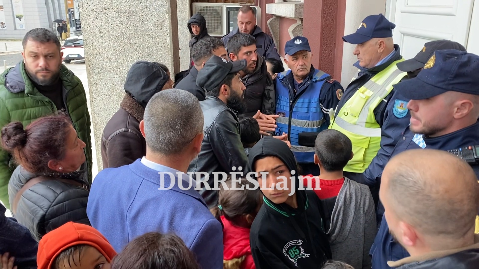 Mbetën të pastrehë pasi IKMT u shembi banesat, anëtarët e komunitetit rom protestojnë tek bashkia Durrës (VIDEO)