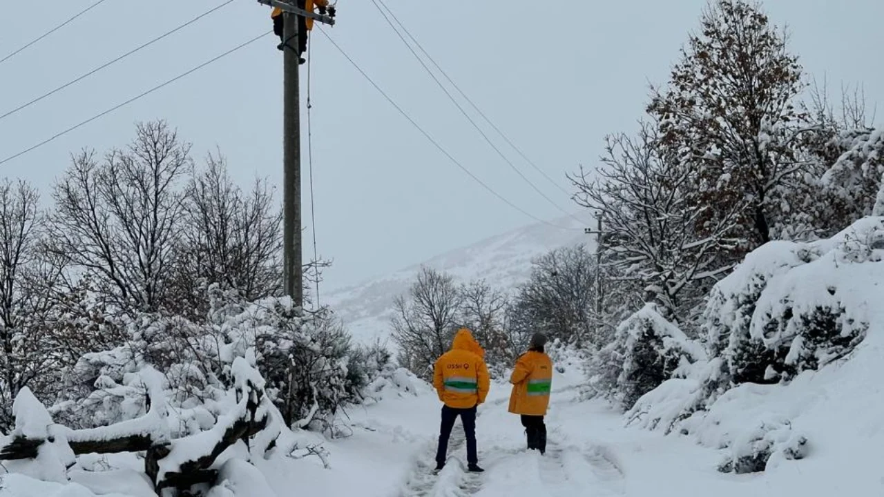 Dëborë me intensitet të lartë në qarkun e Elbasanit, aksi Librazhd-Peshkopi i pakalueshëm