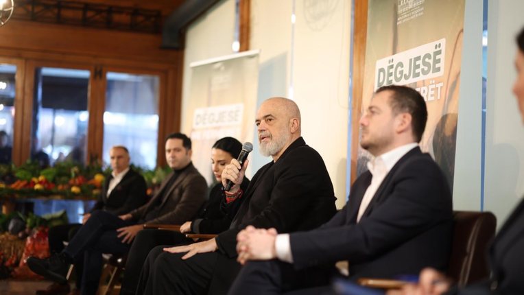 “Jemi në hall”- Fermeri në Divjakë i shpreh shqetësimet Ramës! Kryeministri ia kthen ashpër: Ulu, se po e tepron…