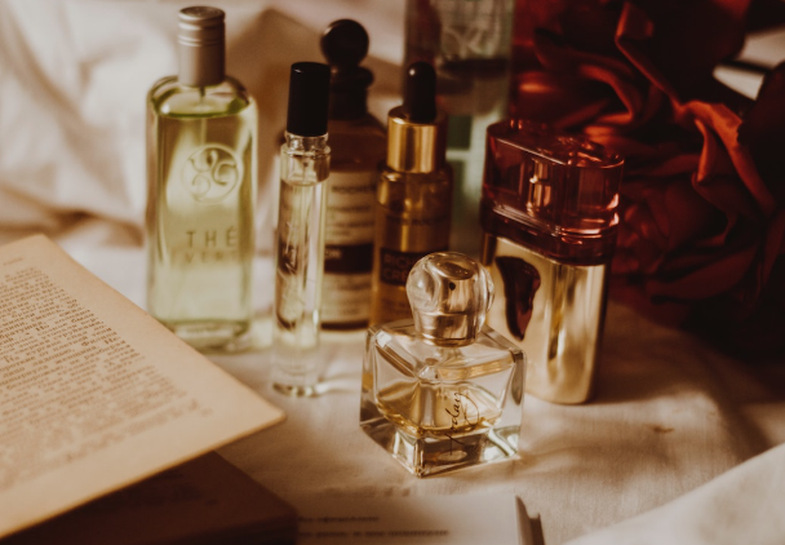 A e dinit që aromat ndikojnë në energjinë tuaj? Ja cilat parfume duhet të përdorni për çdo rast…