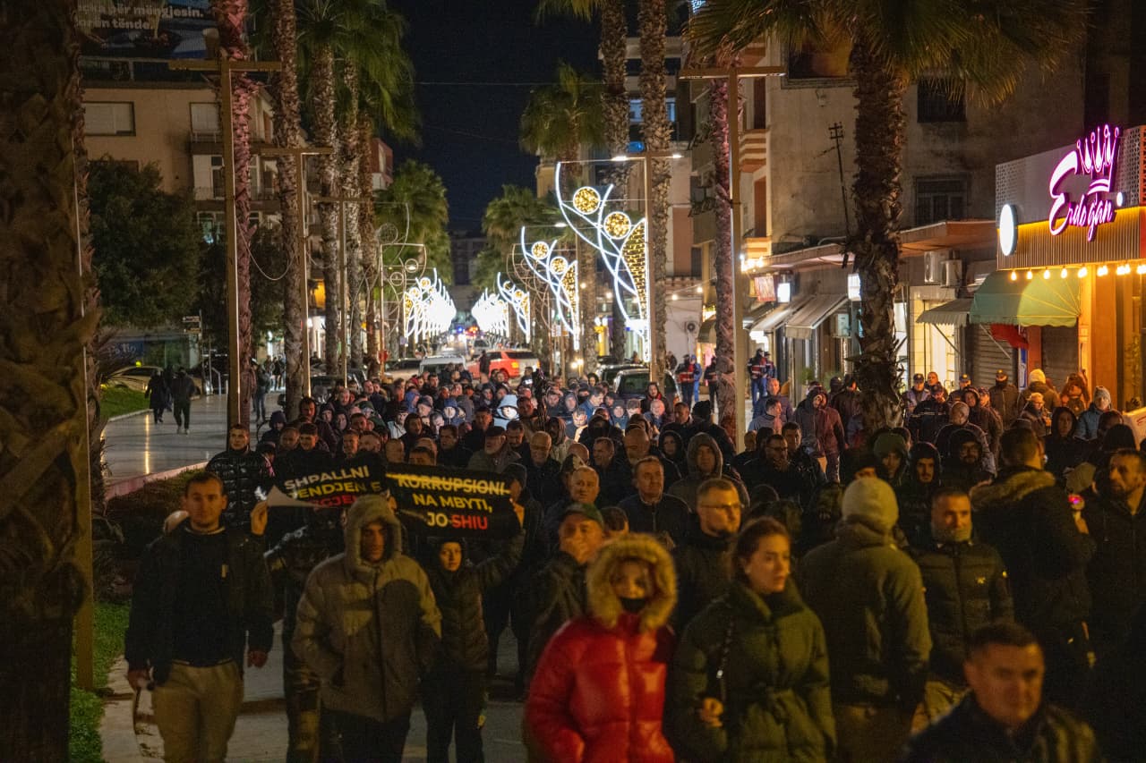 FOTOLAJM/ “Durrësi, skenë krimi!” Momentet më pikante nga protesta para bashkisë