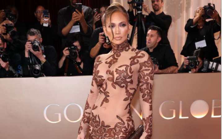 “Sjellje prej dive”, JLO kritikohet për veprimin e saj në tapetin e kuq të Golden Globes
