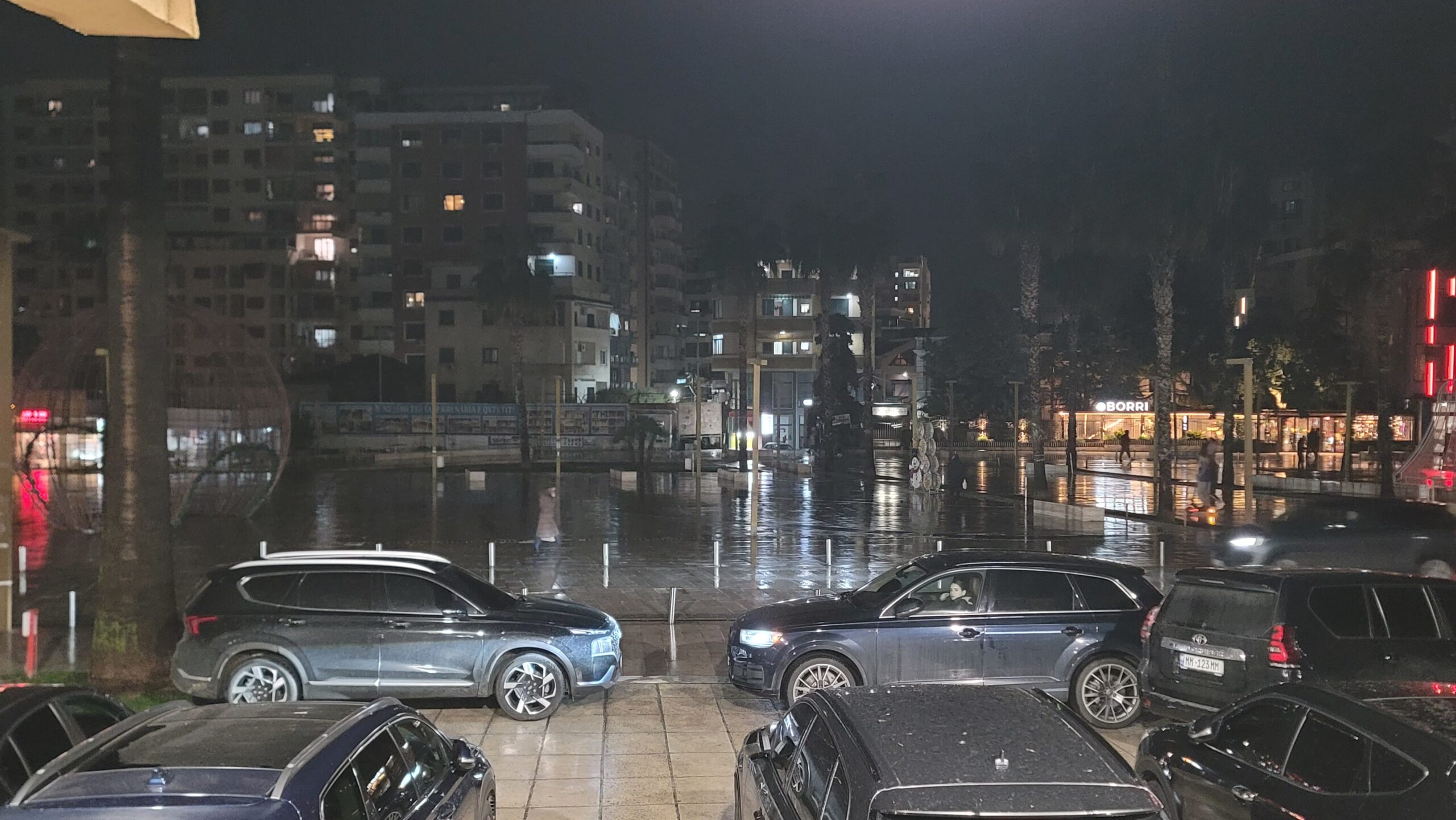 Përmbytjet në Durrës lënë pa ndriçim publik disa zona të qytetit