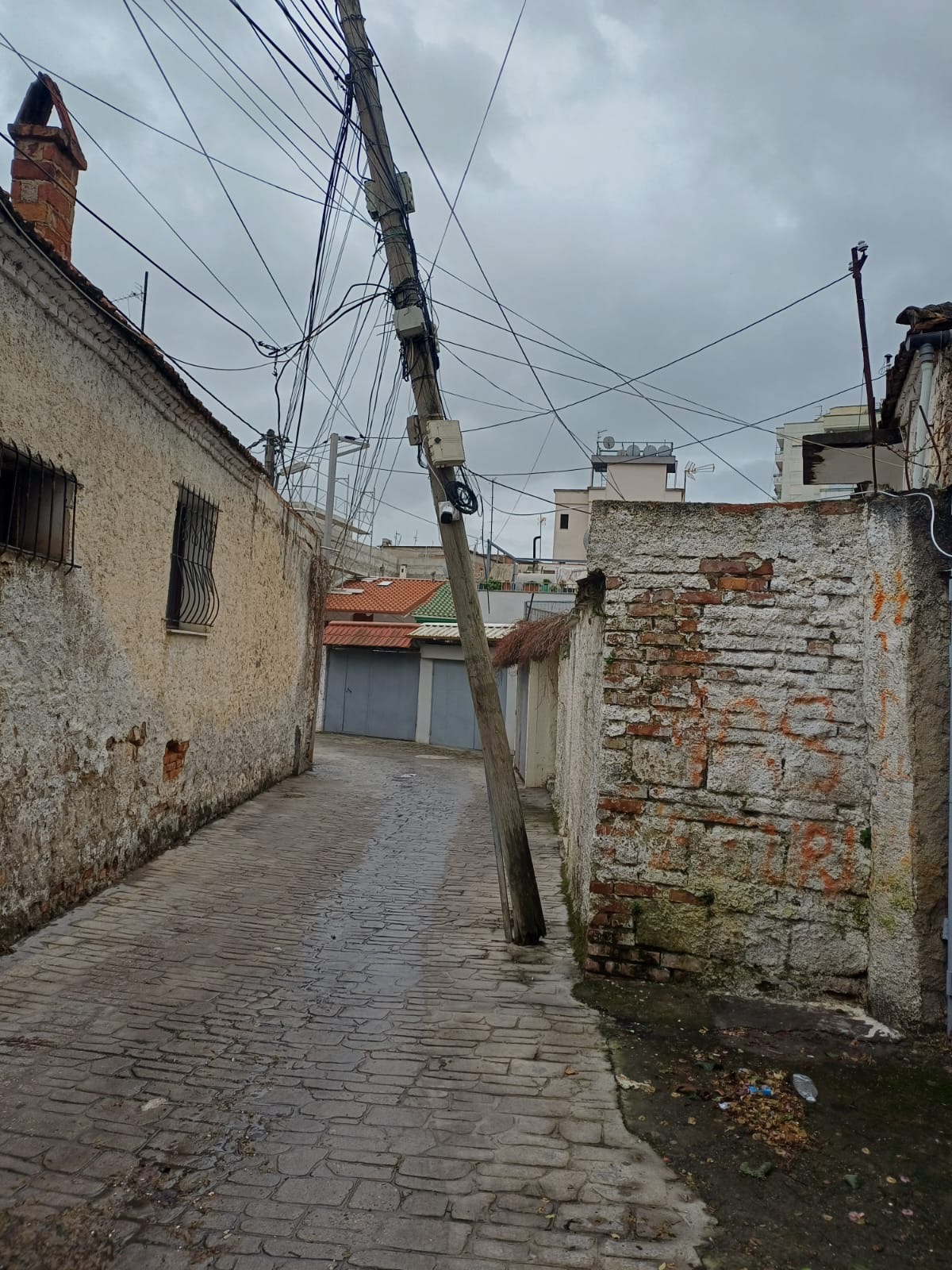 Shtylla elektrike drejt shembjes në lagjen 11 të Durrësit, rrezik për banorët