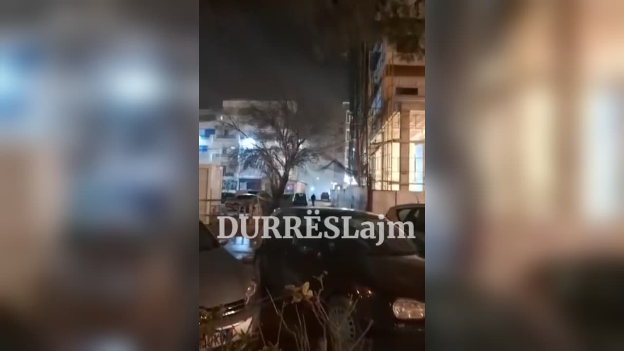 Një restorant pëfshihet nga flakët në Durrës (VIDEO)
