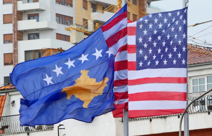 Kurti fitoi zgjedhjet, Ambasada e SHBA në Prishtinë: Të gatshëm të forcojmë partneritetin me Qeverinë e re