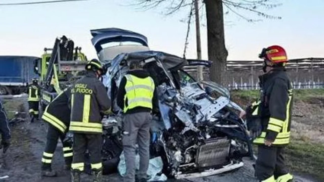 Makina përplaset me kamionin, humbin jetën dy 20-vjeçarë shqiptarë, plagoset një grua