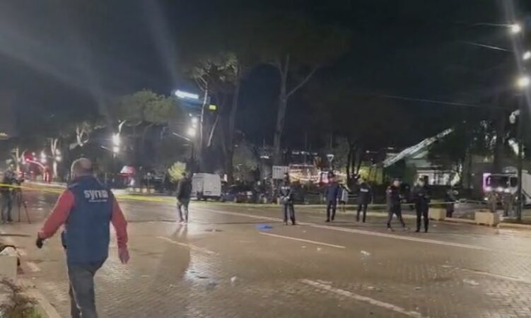 Kryeministria rrethohet me shiritët “skenë krimi”, ekspertët e kriminalistikës në terren