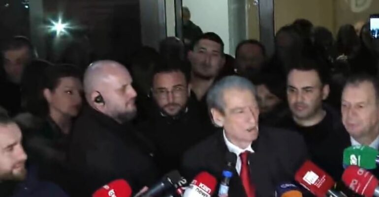 Berisha thirrje policisë: Mos u bëni shërbëtorë të kryeministrit! Lironi 25 të arrestuarit